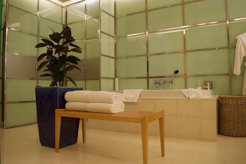Fairmont Junior Penthouse, Bathtub and Sitting Area, Singapore