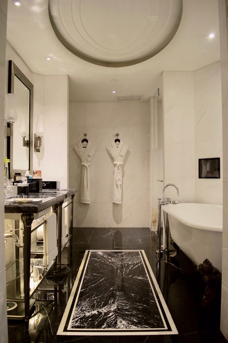 Fairmont Peace Hotel Shanghai One-Bedroom Suite Bathroom