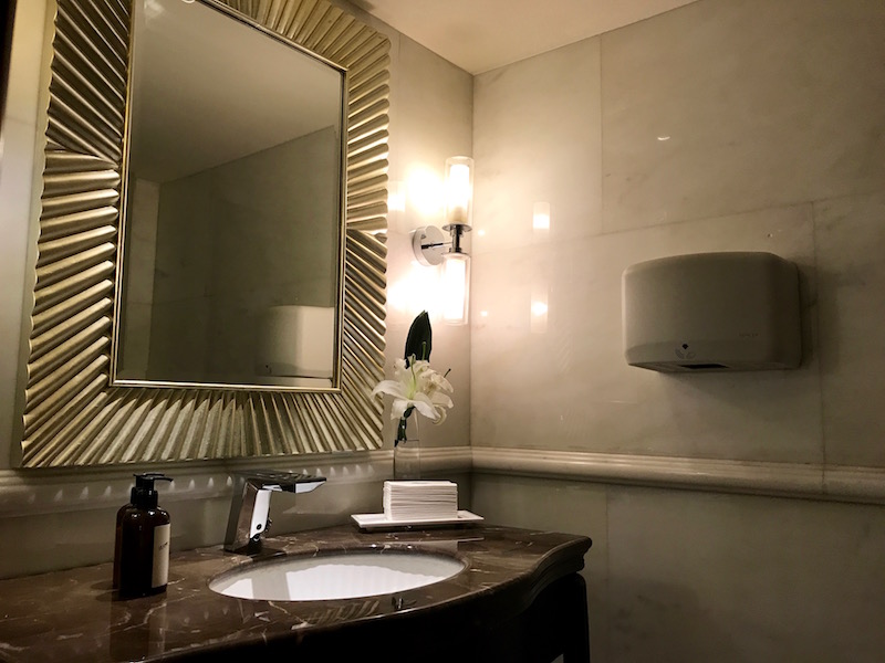 Gold Floor Lounge Bathroom