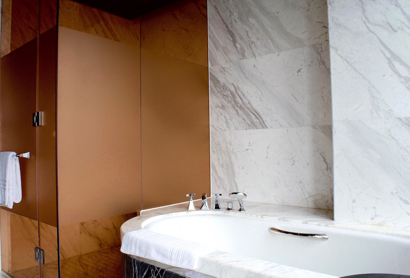 Pearl View Junior Suite Bathtub