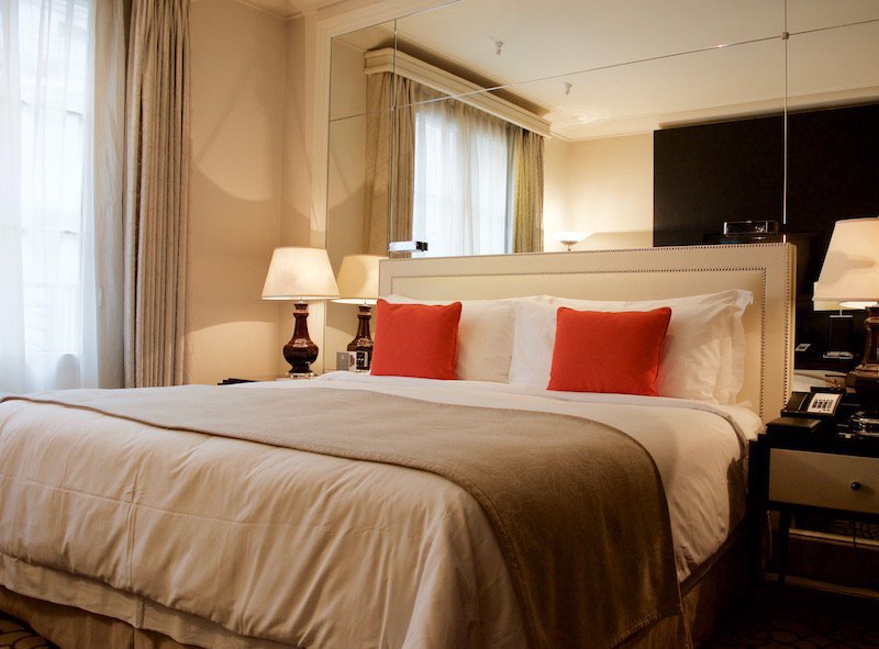 Prince de Galles Paris King Bed